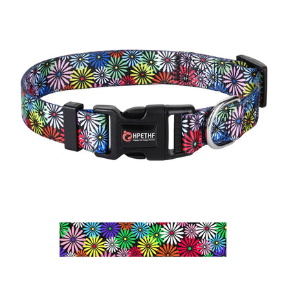Zoom sur le motif marguerites multicolores et ses détails artistiques qui rend le collier pour chien hors du commun