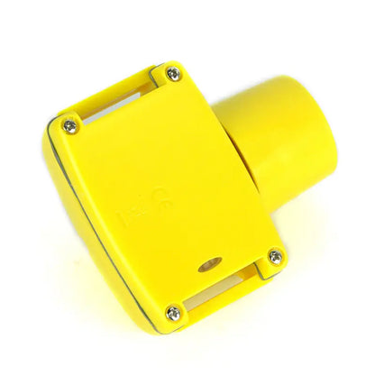 Gros plan sur le boîtier jaune du collier beeper pour chien de chasse sur fond blanc.