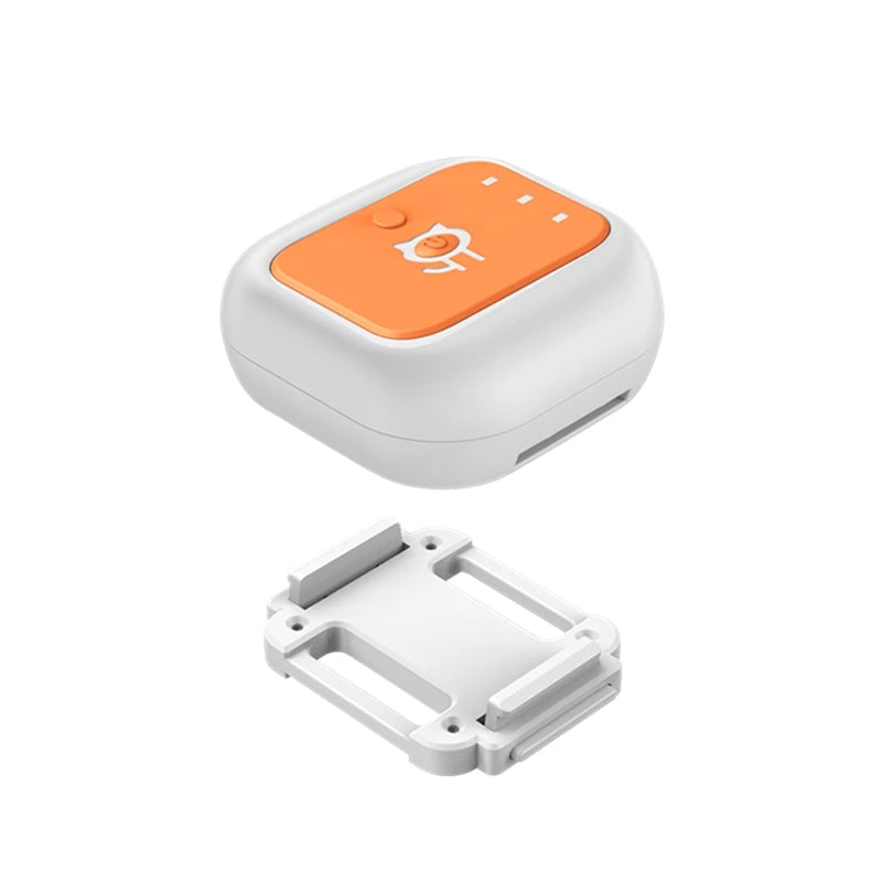 Boîtier GPS blanc et orange avec support de fixation séparé sur fond blanc.