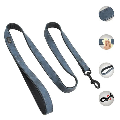 Principales caractéristiques de la laisse bleue pour chien en PU cuir avec mousqueton métal présenté sur un fond blanc.