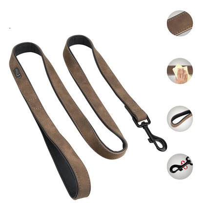 Principales caractéristiques de la laisse marron pour chien en PU cuir avec mousqueton métal présenté sur un fond blanc.