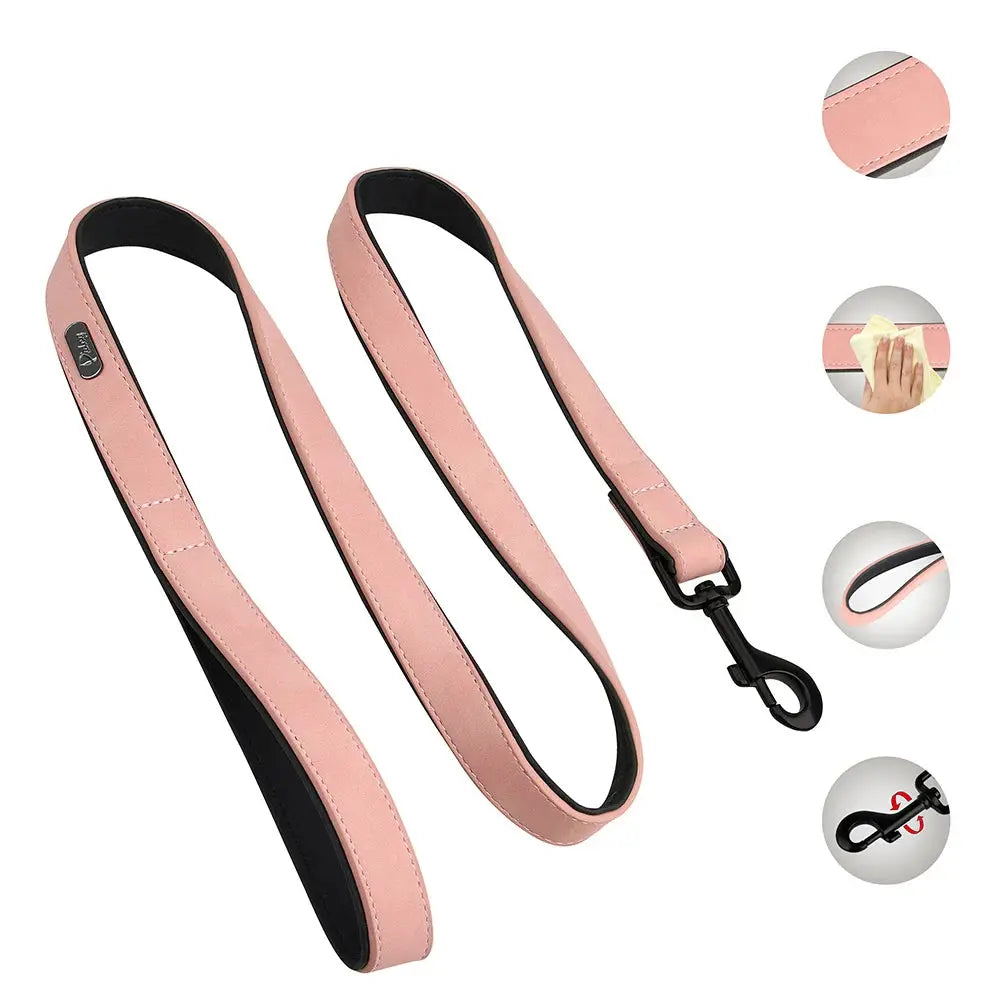 Principales caractéristiques de la laisse rose pour chien en PU cuir avec mousqueton métal présenté sur un fond blanc.