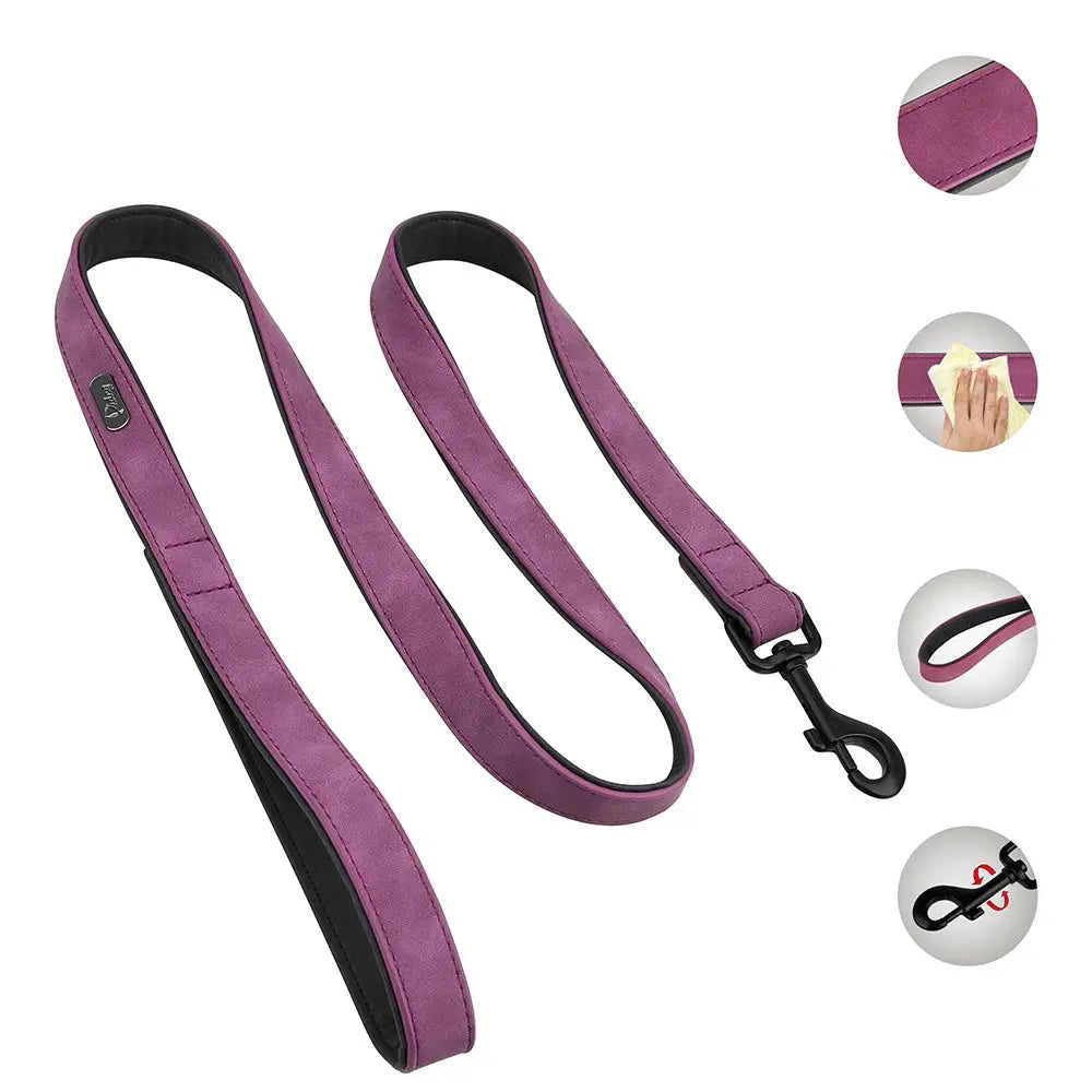 Principales caractéristiques de la laisse violette pour chien en PU cuir avec mousqueton métal présenté sur un fond blanc.
