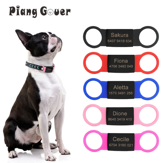 Chien portant une étiquette personnalisée sur son collier avec plusieurs variantes de couleurs pour ce produit à droite.