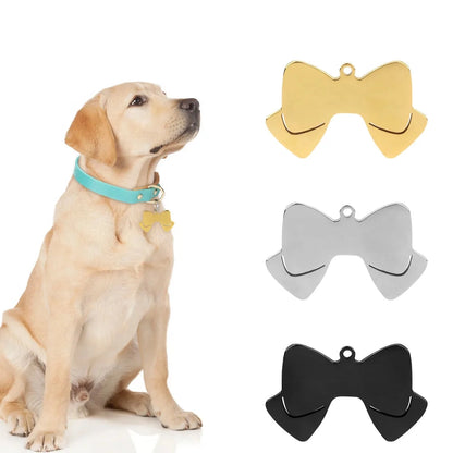 Chien assis portant un collier turquoise avec pendentif nœud papillon et les trois variantes de coloris à droite.
