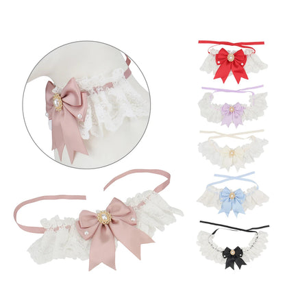 Collection de colliers chics pour chien en dentelle blanche avec nœuds de différentes couleurs.