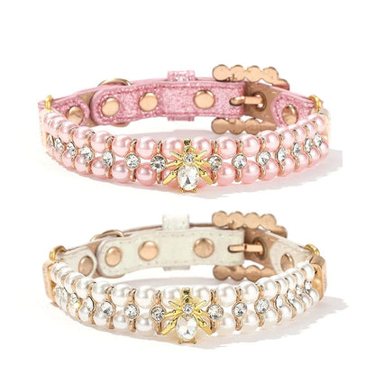 Collection de colliers de luxe pour chien en perles artificielles avec pendentif en cristal, en rose et blanc.