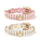 Collection de colliers de luxe pour chien en perles artificielles avec pendentif en cristal, en rose et blanc.