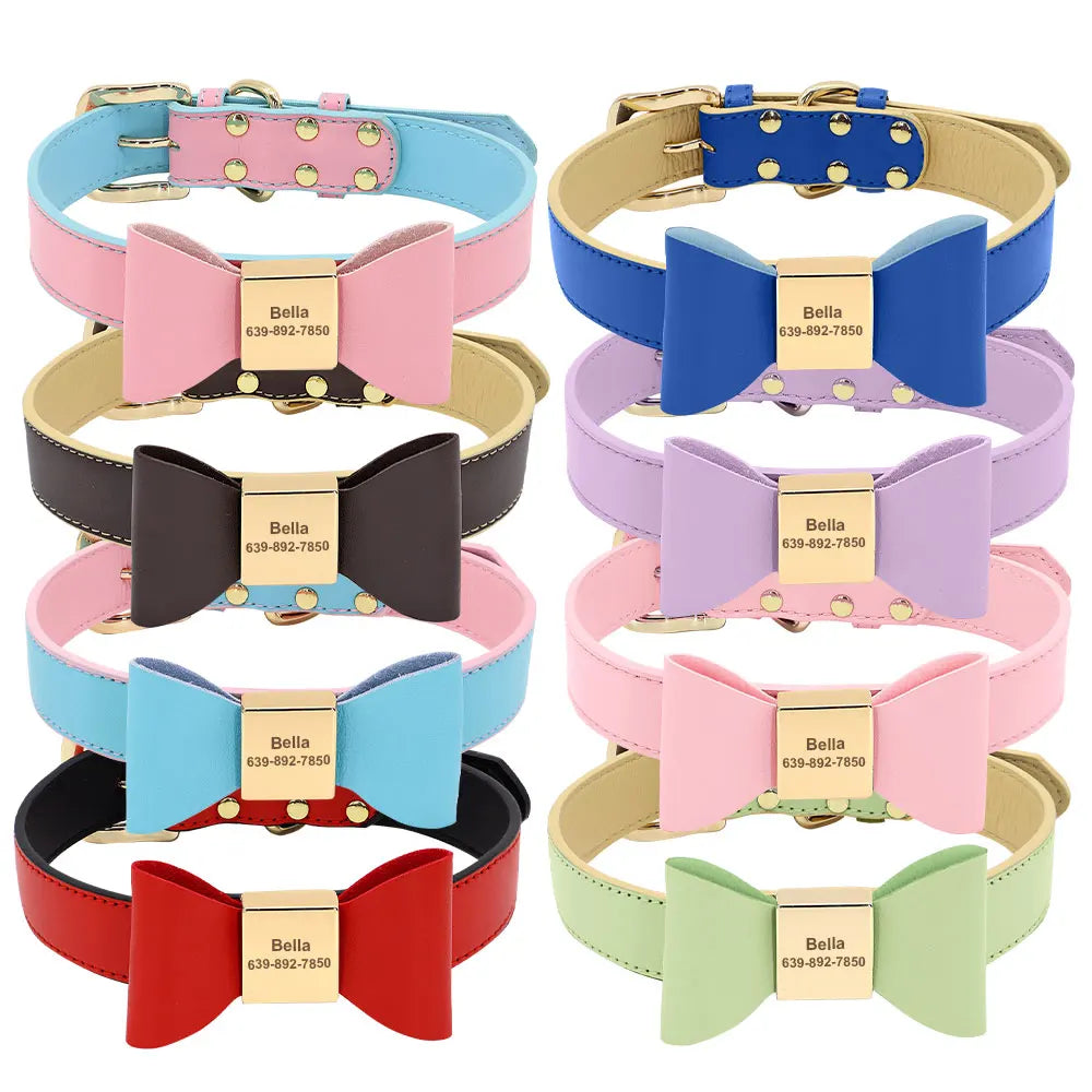 Plusieurs colliers pour chien avec plaque gravée et nœud papillon central dans différents coloris sur fond blanc