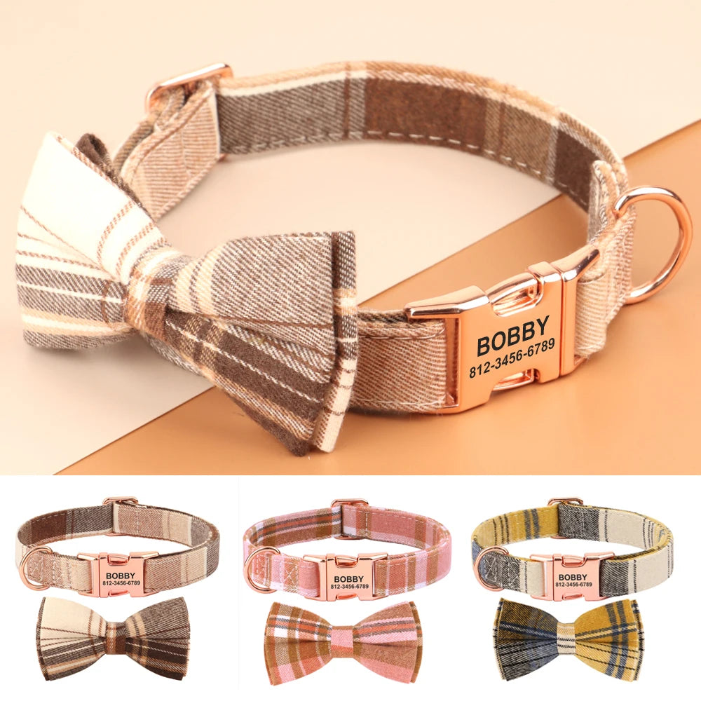 Packshot d’un collier pour chien à motif écossais avec plaque gravée et variantes en bas d’image.