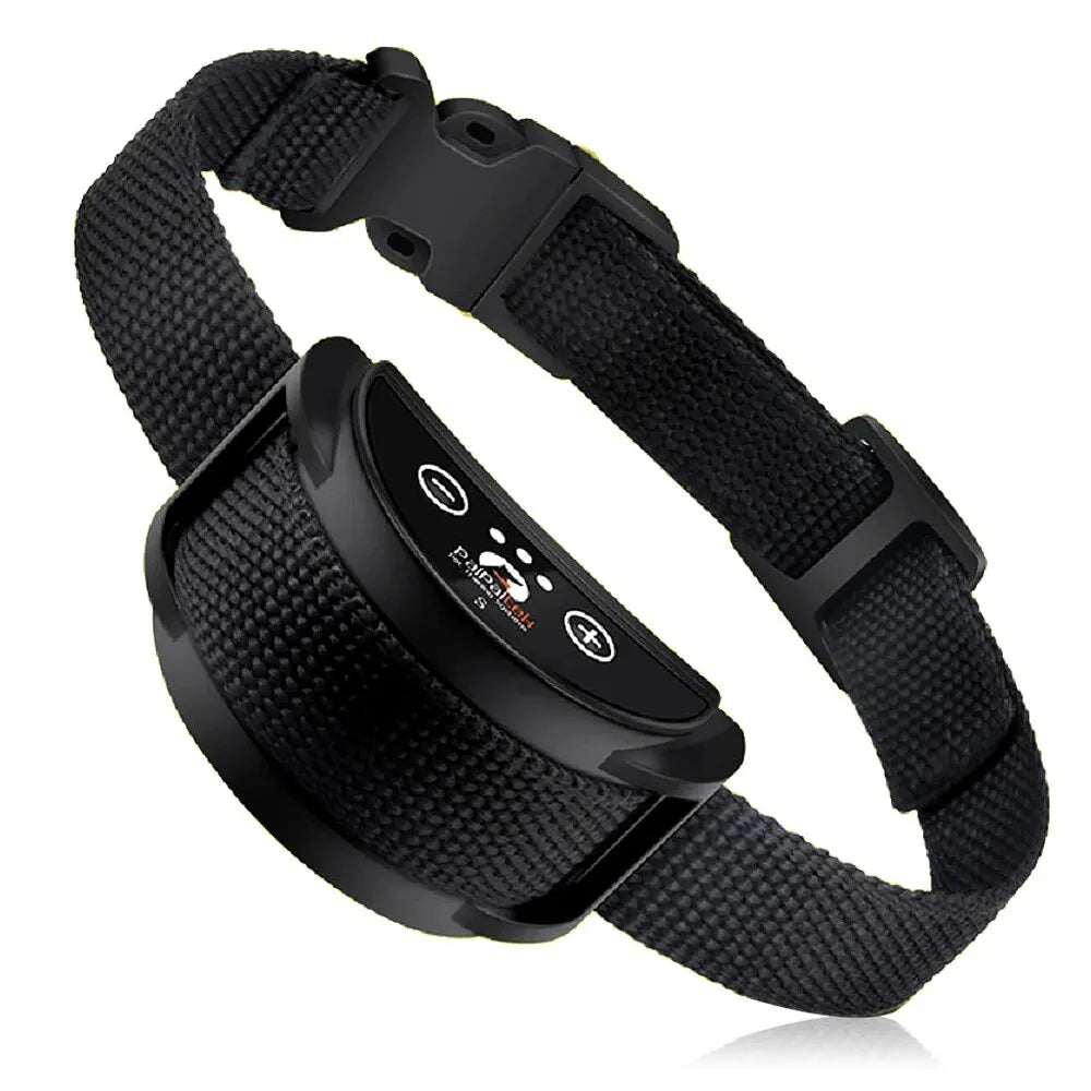 Vue simple du collier anti-aboiement noir rechargeable pour petits et moyens chiens  sur fond blanc.