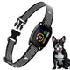 Collier anti-aboiement intelligent noir présenté avec un petit chien noir assis sur fond blanc.