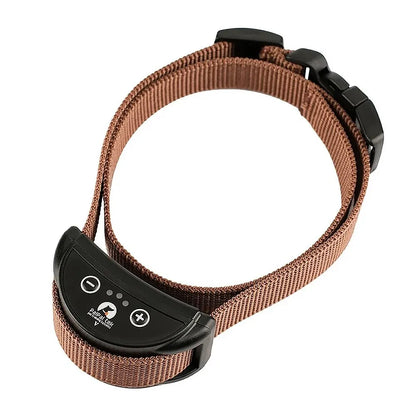 Collier anti-aboiement marron à vibration rechargeable présenté seul sur fond clair.