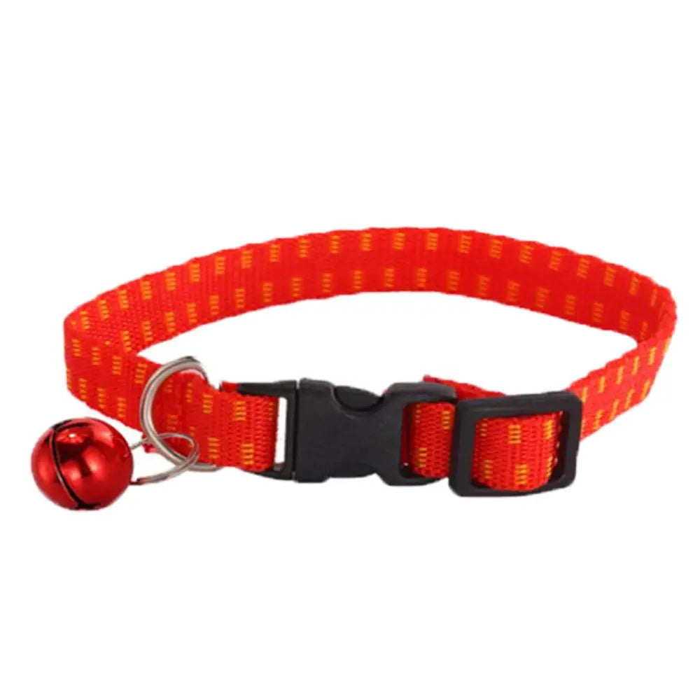 Collier antiparasitaire rouge réglable pour chien avec grelot, présenté seul sur fond clair