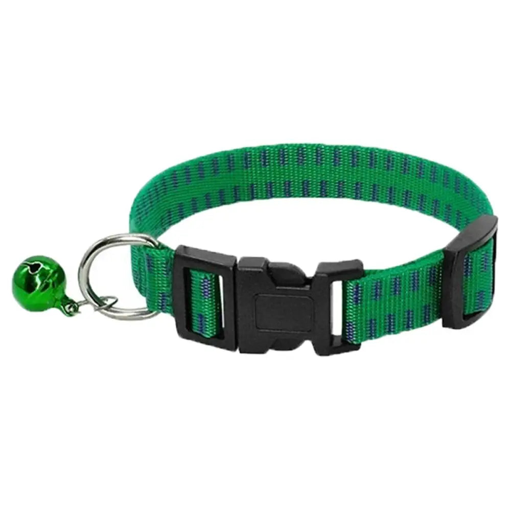 Collier antiparasitaire vert réglable pour chien avec grelot, présenté seul sur fond clair