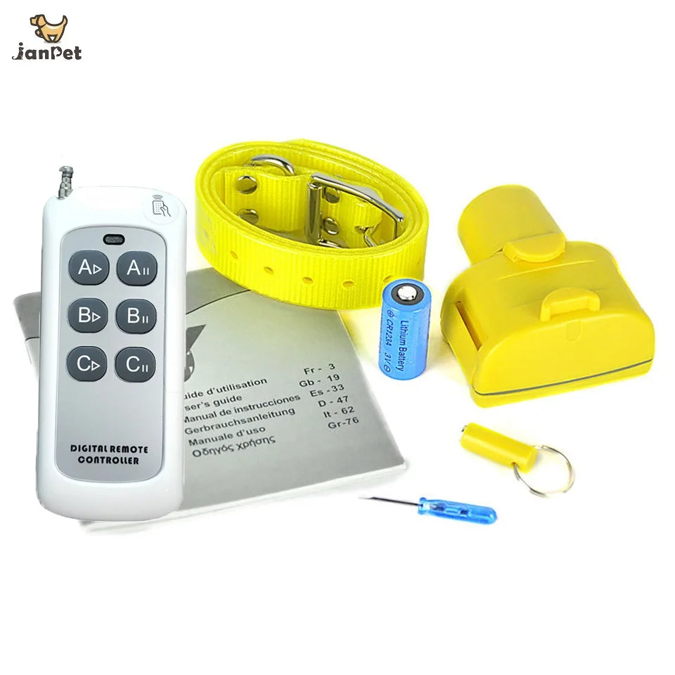 Kit complet de collier beeper jaune pour chien de chasse avec télécommande et accessoires sur fond blanc.