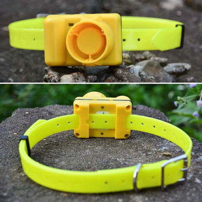 Collier beeper jaune photographié en extérieur avec vue avant et vue arrière sur une surface en pierre.