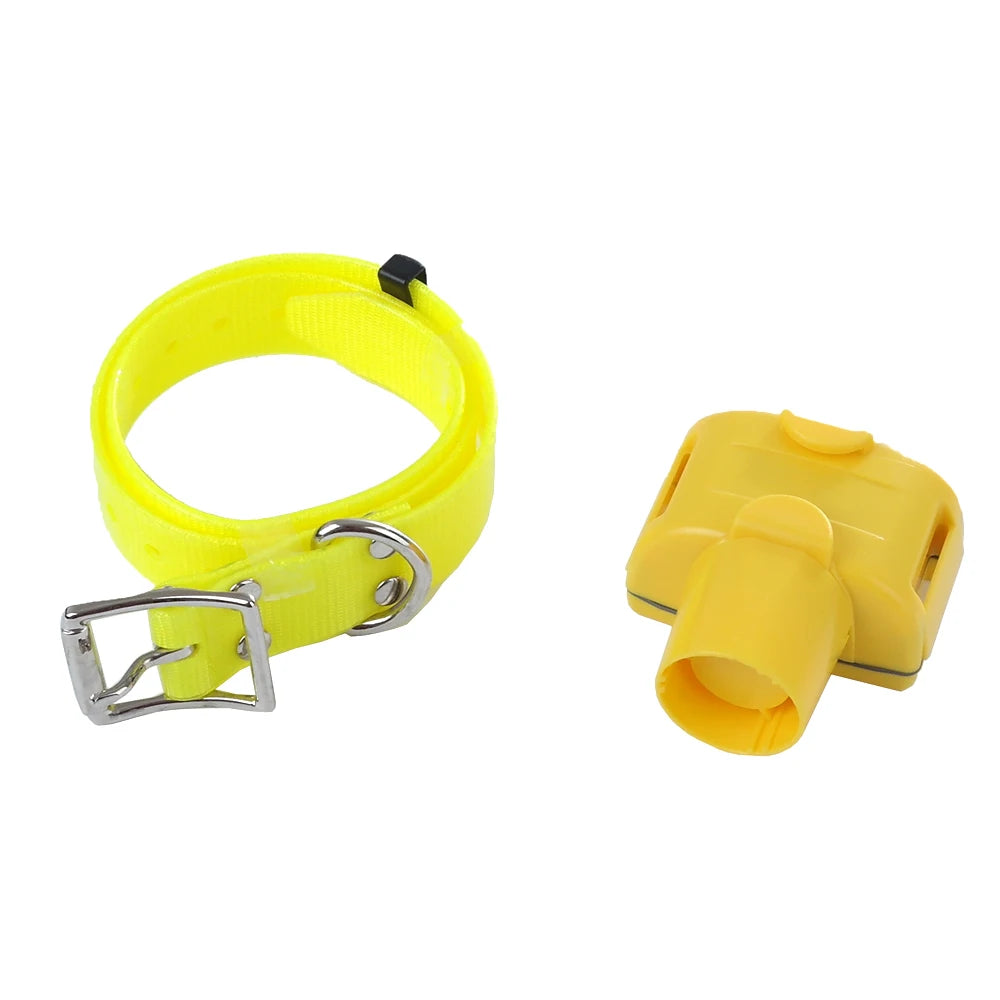 Collier beeper jaune pour chien de chasse avec module présenté séparément sur fond blanc.