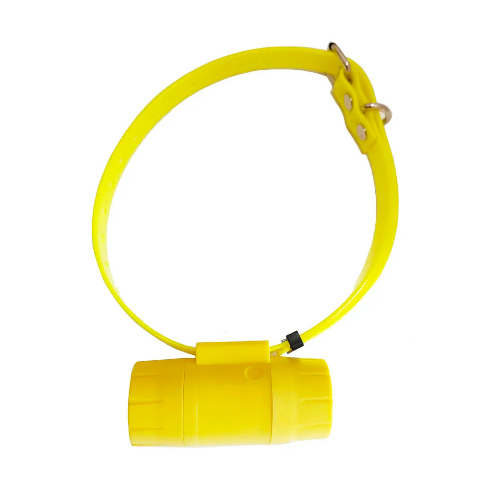 Collier beeper jaune pour chien de chasse photographié seul sur fond clair.
