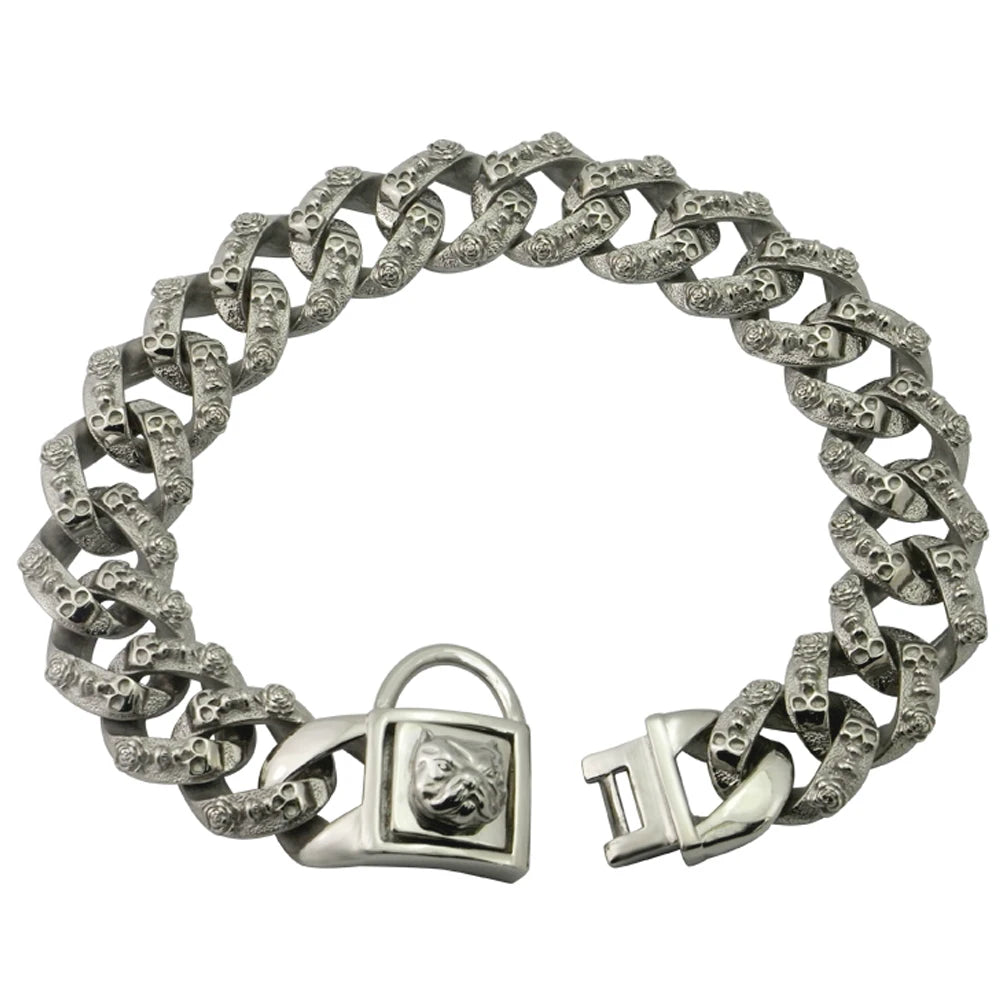 Collier chaîne argenté ouvert en acier inoxydable pour grand chien type Bully ou Pitbull, vue d’ensemble sur fond clair.