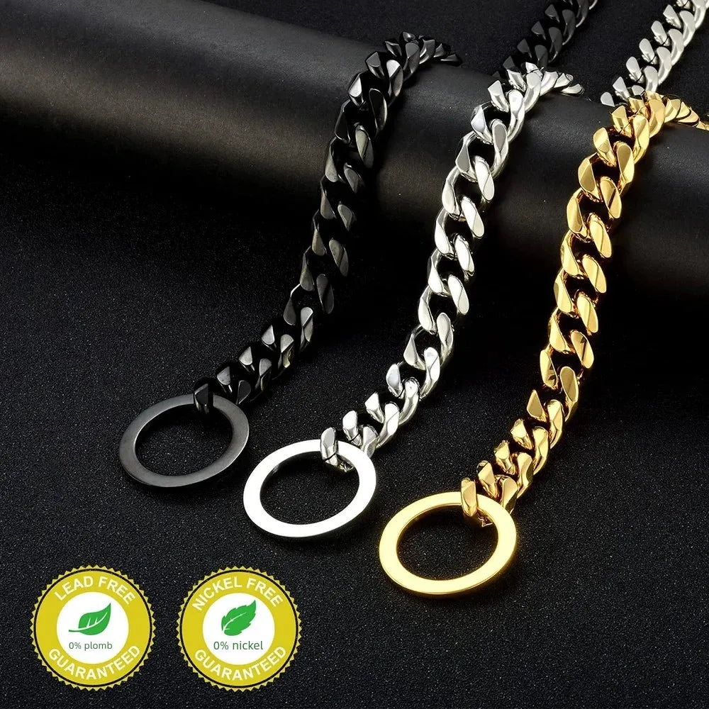 Trois colliers chaîne coulissants pour chien en noir, argent et doré sur fond noir.
