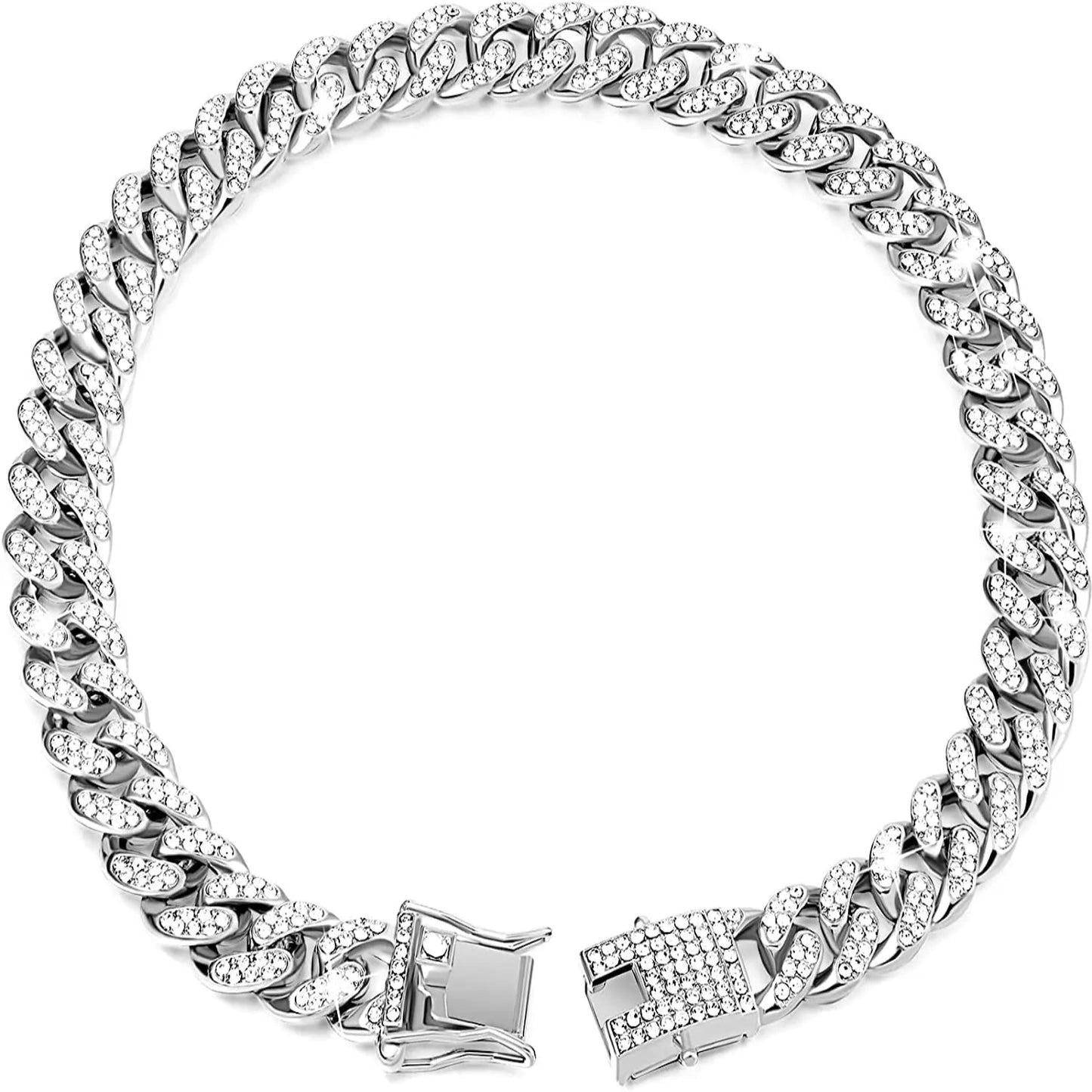 Collier chaîne argenté pour chien avec strass style cubain sur fond clair.