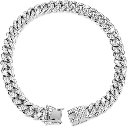 Collier chaîne argenté pour chien avec strass style cubain sur fond clair.