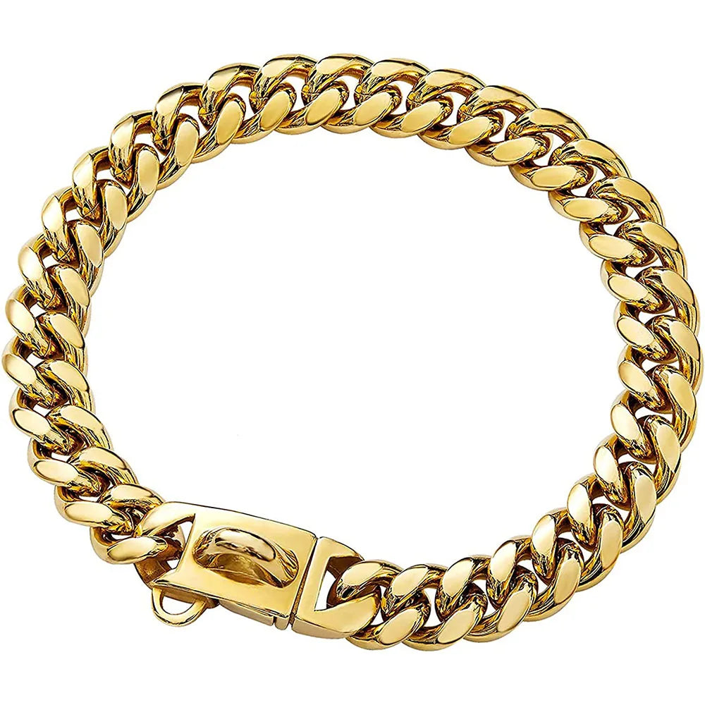 Collier chaîne doré pour chien avec maillons cubains sur fond clair.