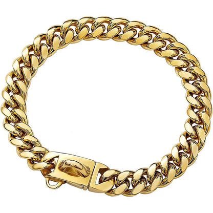 Collier chaîne doré pour chien avec maillons cubains sur fond clair.