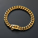 Collier chaîne doré pour chien présenté sur fond noir.