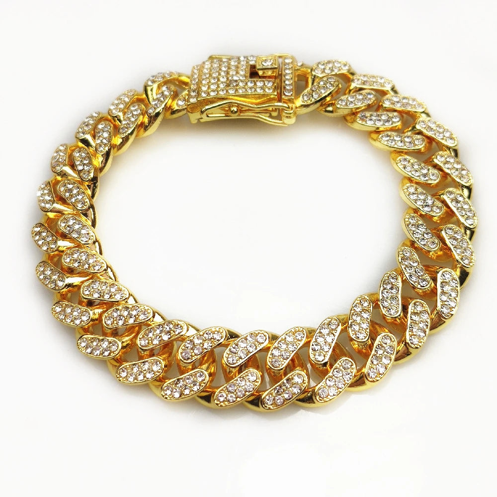 Collier chaîne doré pour chien avec strass style cubain sur fond clair.