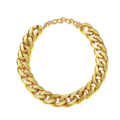 Collier chaîne doré pour chien présenté à plat sur fond clair.
