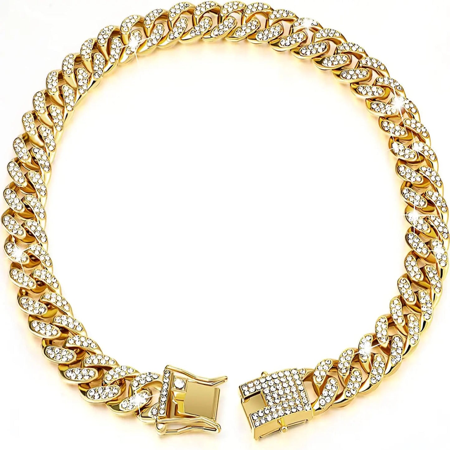 Grand visuel d’un collier chaîne doré pour chien avec strass sur fond clair.