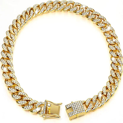 Grand visuel d’un collier chaîne doré pour chien avec strass sur fond clair.