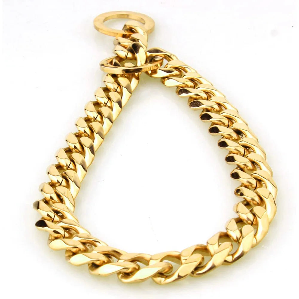 Collier chaîne doré pour chien avec maillons cubains et anneau coulissant sur fond clair.