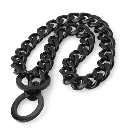 Collier chaîne noir pour chien avec anneaux coulissants sur fond clair.