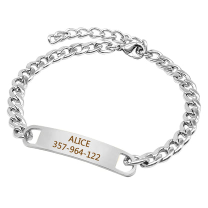Collier personnalisé pour petit chien avec plaque d’identification blanche sur chaîne argentée.