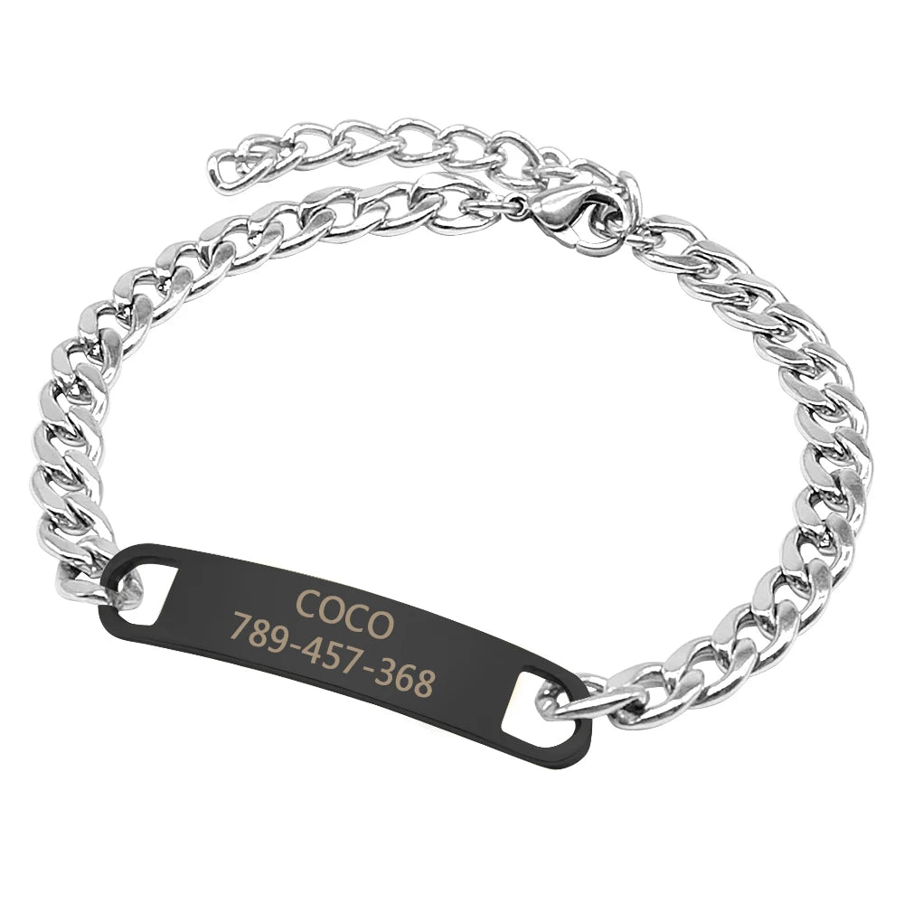 Collier personnalisé pour petit chien avec plaque d’identification noire sur chaîne argentée.