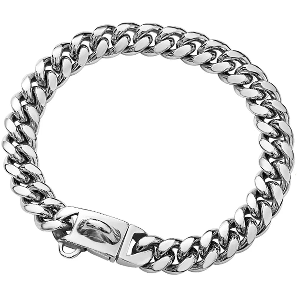 Collier chaîne argenté pour chien avec maillons cubains sur fond clair.