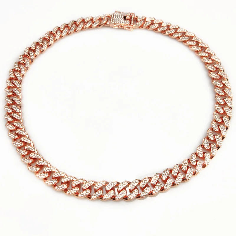 Collier chaîne rose doré pour chien avec strass présenté en longueur complète.