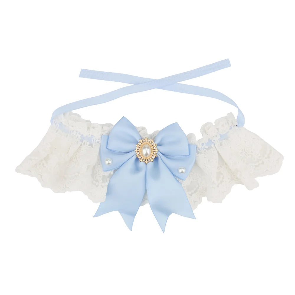 Collier chic pour chien en dentelle blanche avec nœud bleu clair, perles décoratives et bijou central.