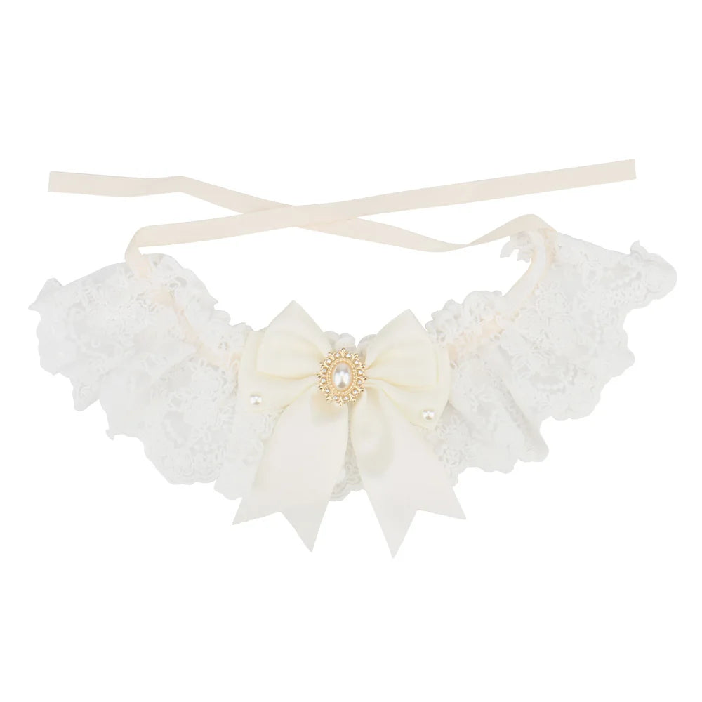 Collier chic pour chien en dentelle blanche avec nœud ivoire, perles décoratives et bijou central.