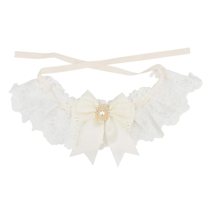 Collier chic pour chien en dentelle blanche avec nœud ivoire, perles décoratives et bijou central.