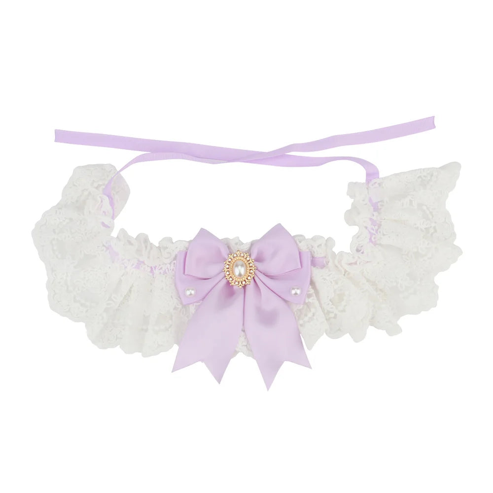 Collier chic pour chien en dentelle blanche avec nœud lavande, perles décoratives et bijou central.