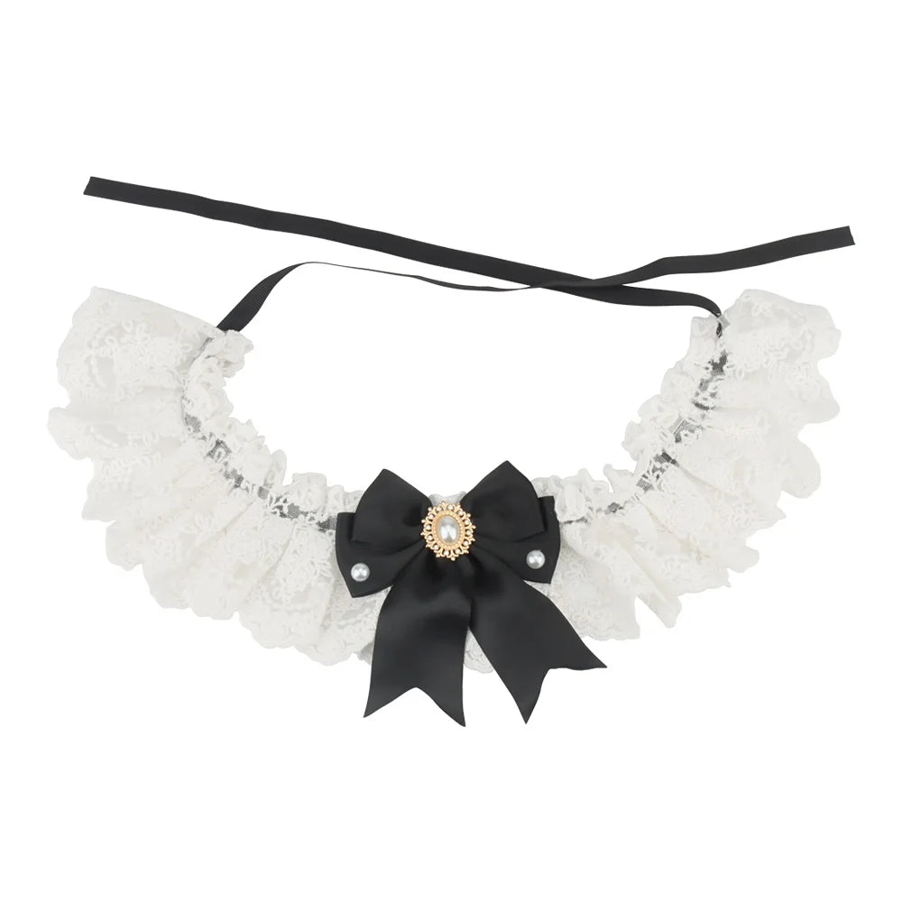 Collier chic pour chien en dentelle blanche avec nœud noir, perles décoratives et bijou central.