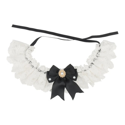 Collier chic pour chien en dentelle blanche avec nœud noir, perles décoratives et bijou central.