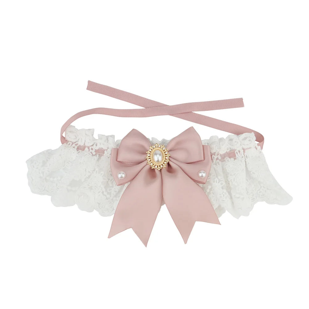 Collier chic pour chien en dentelle blanche avec nœud rose poudré, perles décoratives et bijou central.