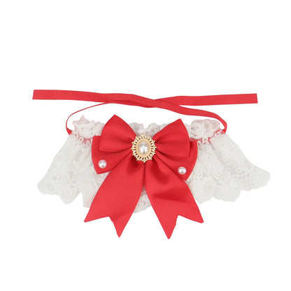 Collier chic pour chien en dentelle blanche avec nœud rouge, perles décoratives et bijou central.