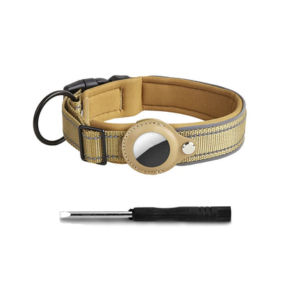Collier pour chien beige compatible AirTag avec tournevis fourni en présentation produit sur fond blanc.