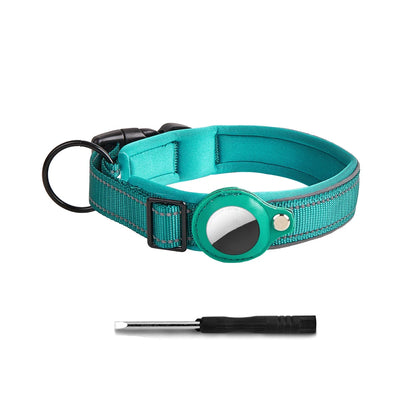 Collier pour chien bleu pastel compatible AirTag avec tournevis fourni en présentation produit sur fond blanc.